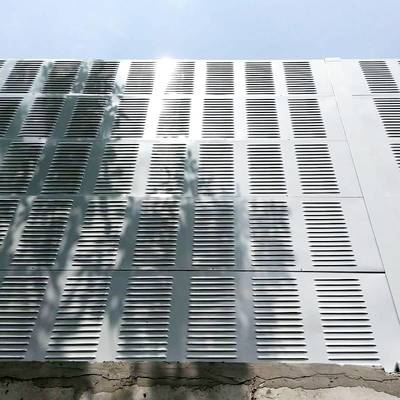 吸音百葉孔聲屏障_小區用抗風化聲屏障_河北朗安聲屏障